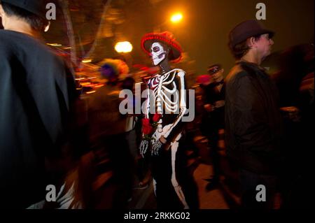 Bildnummer: 56237299 Datum: 01.11.2011 Copyright: imago/Xinhua (111101) -- LOS ANGELES, 1. November 2011 (Xinhua) -- Feiern in Kostümen nehmen an dem Teil, was die Organisatoren als eines der weltweit größten jährlichen Halloween-Feiern in West Hollywood, US-Bundesstaat Kalifornien, am 31. Oktober 2011 bezeichnen. (Xinhua/Yang Lei) (nxl) US-CALIFORNIA-HALLOWEEN-CELEBRATIONS PUBLICATIONxNOTxINxCHN Kultur Entertainment Gesellschaft x0x xsk 2011 quer o00 USA 56237299 Datum 01 11 2011 Copyright Imago XINHUA Los Angeles 1. November 2011 XINHUA Revelle in Kostümen nimmt an What Organizers Say IS One of the World S Teil Stockfoto