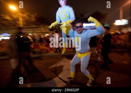 Bildnummer: 56237310  Datum: 01.11.2011  Copyright: imago/Xinhua (111101) -- LOS ANGELES, Nov. 1, 2011 (Xinhua) -- Revellers in costumes participate in what organizers say is one of the world s largest annual Halloween celebrations in West Hollywood, U.S. state of California, on Oct. 31, 2011. (Xinhua/Yang Lei) (nxl) US-CALIFORNIA-HALLOWEEN-CELEBRATIONS PUBLICATIONxNOTxINxCHN Kultur Entertainment Gesellschaft x0x xsk 2011 quer premiumd  o00 USA     56237310 Date 01 11 2011 Copyright Imago XINHUA  Los Angeles Nov 1 2011 XINHUA Revelle in Costumes participate in What Organizers say IS One of The Stock Photo