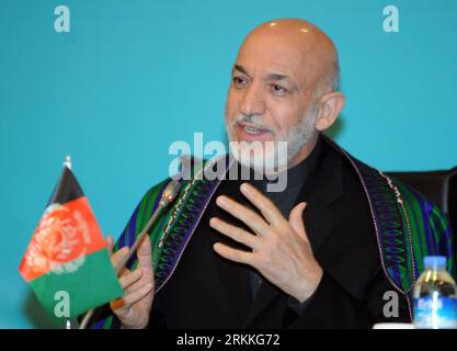 Bildnummer: 56237768  Datum: 01.11.2011  Copyright: imago/Xinhua (111102) -- ISTANBUL, Nov. 2, 2011 (Xinhua) -- Afghan President Hamid Karzai answers questions during a joint press conference in Istanbul, Turkey, Nov. 1, 2011, ahead of a trilateral summit between Turkey, Afghanistan and Pakistan. (Xinhua/Ma yan)(llp) TURKEY-ISTANBUL-TRILATERAL SUMMIT-PRESS CONFERENCE PUBLICATIONxNOTxINxCHN Politik People trilateraler Gipfel x0x xub 2011 quer premiumd      56237768 Date 01 11 2011 Copyright Imago XINHUA  Istanbul Nov 2 2011 XINHUA Afghan President Hamid Karzai Answers Questions during a Joint P Stockfoto