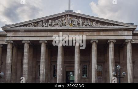 London, Großbritannien. 25. August 2023. Außenansicht des British Museum als Direktor tritt Hartwig Fischer wegen mutmaßlicher Diebstähle von Museumsgegenständen zurück. Quelle: Vuk Valcic/Alamy Live News Stockfoto