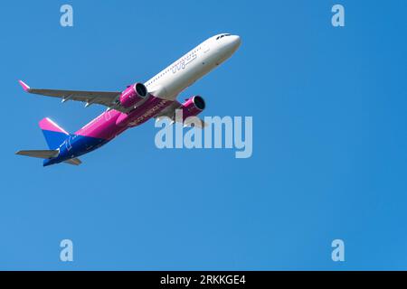 Airbus A321neo der Fluggesellschaft Wizz Air bei der ungarischen Staatsfeier am 20.08.2023 Stockfoto