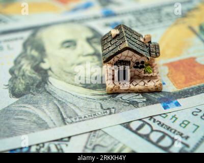 Hausmodell auf dem Dach des Geldes Stockfoto