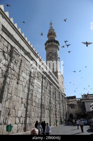 Bildnummer: 56242408 Datum: 02.11.2011 Copyright: imago/Xinhua (111102) -- DAMASKUS, 2. November 2011 (Xinhua) -- Besuchen Sie die Umayyaden-Moschee in Damaskus, Hauptstadt Syriens, am 2. November 2011. Der syrische Tourismus, der in den letzten Jahren zu einer wichtigen Quelle harter Währung geworden ist, brach aufgrund monatelanger Unruhen und EU-Sanktionen stark ein. Aus den Statistiken des Tourismusministeriums geht hervor, dass 2010 8,545 Millionen Touristen Syrien besuchten, darunter 440.311 europäische Touristen. (Xinhua/Yin Bogu) (wf) SYRIEN-DAMASKUS-TOURISMUS PUBLICATIONxNOTxINxCHN Reisen Syrien Moschee Gebäude xns x0x 2011 hoch 56242408 Datum 02 Stockfoto