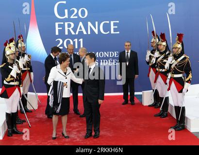 Bildnummer: 56244372  Datum: 03.11.2011  Copyright: imago/Xinhua (111103) -- CANNES, Nov. 3, 2011 (Xinhua) -- Brazilian President Dilma Rousseff (L, front) talks with French President Nicolas Sarkozy (R, front) at the welcoming ceremony of the Group of Twenty (G-20) summit in Cannes, France, Nov. 3, 2011. (Xinhua/Lan Hongguang) (zgp) FRANCE-CANNES-G20 SUMMIT-WELCOMING CEREMONY PUBLICATIONxNOTxINxCHN People Politik G20 G 20 Cannes Gipfel Weltwirtschaftsgipfel xjh x0x premiumd 2011 quer      56244372 Date 03 11 2011 Copyright Imago XINHUA  Cannes Nov 3 2011 XINHUA Brazilian President Dilma Rouss Stock Photo