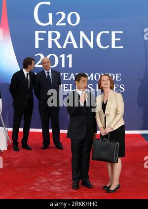 Bildnummer: 56244378 Datum: 03.11.2011 Copyright: imago/Xinhua (111103) -- CANNES, 3. November 2011 (Xinhua) -- Australischer Premierminister Julia Gillard (1. R) spricht mit dem französischen Präsidenten Nicolas Sarkozy (2. R) bei der Begrüßungszeremonie des Gipfels der Gruppe der 20 (G-20) in Cannes, Frankreich, 3. November 2011. (Xinhua/LAN Hongguang) (zgp) FRANKREICH-CANNES-G20 GIPFELBEGRÜSSUNGSZEREMONIE PUBLICATIONxNOTxINxCHN People Politik G20 G 20 Cannes Gipfel Weltwirtschaftsgipfel xjh x0x Premiere 2011 hoch 56244378 Datum 03 11 2011 Copyright Imago XINHUA Cannes 3. November 2011 XINHUA Australischer Premierminister Julie Stockfoto