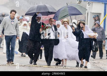 Bildnummer: 56245504  Datum: 03.11.2011  Copyright: imago/Xinhua (111104) -- JERUSALEM, Nov. 4, 2011 (Xinhua) -- Syrian Druze bride Miada Abod (3rd R) and Israeli Druze groom Mounjeed Awad (C) and their relatives walk in the United Nations buffer zone at the Kuneitra Crossing in the Israeli-occupied Golan Heights, Nov. 3, 2011. Israeli Druze Mounjeed Awad, resident of the village of Majdal Shams in the Golan Heights, married Miada Abod from Syria on Thursday. (Xinhua/JINI) (llp) ISRAEL-SYRIA-GOLAN HEIGHTS-WEDDING PUBLICATIONxNOTxINxCHN Gesellschaft Hochzeit Drusen xbs x0x 2011 quer      562455 Stock Photo