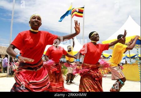 Bildnummer: 56245558  Datum: 10.09.2011  Copyright: imago/Xinhua (111103) -- KAMPALA, Nov. 3, 2011 (Xinhua) -- File photo taken on Sept. 10, 2011 shows Ugandan youths perform traditional dance during a celebration in Western Uganda. Uganda on Nov. 2 warmly welcomed with great excitement the news of being selected the world s tourist destination for the year 2012 by Lonely planet , an international publisher of the world largest travel guidebook and digital media. (Xinhua/Yuan Qing) (lr) UGANDA-LONELY PLANET-TOURIST DESTINATION FOR 2012-CHOSEN PUBLICATIONxNOTxINxCHN Gesellschaft xbs x2x 2011 qu Stock Photo