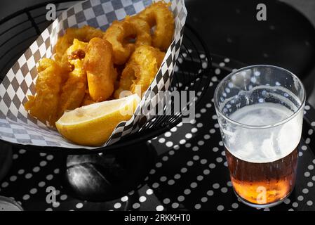 Calamares a la romana, frittierte, für spanische Tapas typische Tintenfischringe Stockfoto