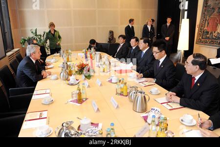 Bildnummer: 56249011  Datum: 04.11.2011  Copyright: imago/Xinhua (111104) -- BERLIN, Nov. 4, 2011 (Xinhua) -- Jia Qinglin, chairman of the National Committee of the Chinese People s Political Consultative Conference, meets with Jens Bohrnsen, mayor of Bremen and former president of the German Bundesrat, or federal council, in Berlin, Germany, Nov. 4, 2011. (Xinhua/Li Tao) (llp) GERMANY-CHINA-JIA QINGLIN-BOHRNSEN-MEETING PUBLICATIONxNOTxINxCHN People Politik x0x xst 2011 quer premiumd      56249011 Date 04 11 2011 Copyright Imago XINHUA  Berlin Nov 4 2011 XINHUA Jia Qinglin Chairman of The Nati Stock Photo