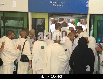 Bildnummer: 56250885 Datum: 04.11.2011 Copyright: imago/Xinhua (111105) -- MECCA, 5. November 2011 (Xinhua) -- Pilger steigen am Bahnhof Mina der Stadtbahn in Mekka, Saudi-Arabien, 4. November 2011 ein. Die von China Railway Construction Corp. Errichtete Mecca Light Rail Way begann ihre volle Transportkapazität seit dem 3. November 2011. Die Bahnstrecke wird 3.000.000 Personen in fünf Tagen befördern. Die Bahnstrecke verbindet drei wichtige Wallfahrtsbezirke: Mina, Muzdalifa und Arafat. (Xinhua/Dong Liwei) (yc) SAUDI-ARABIEN-MEKKA-CHINA-LEICHTBAHN PUBLICATIONxNOTxINxCHN Gesellschaf Stockfoto