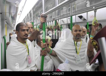 Bildnummer: 56250888  Datum: 04.11.2011  Copyright: imago/Xinhua (111105) -- MECCA, Nov. 5, 2011 (Xinhua) -- Pilgrims stand in the train at the Mina Station of the light rail in Mecca, Saudi Arabia, Nov. 4, 2011. The Mecca light rail way, which is built by China Railway Construction Corp., began to operate its full transport capacity since Nov. 3, 2011. The rail way will transport 3,000,000 person-times in five days. The rail way connects three main pilgrimage districts: Mina, Muzdalifa and Arafat. (Xinhua/Dong Liwei) (yc) SAUDI ARABIA-MECCA-CHINA-LIGHT RAILWAY PUBLICATIONxNOTxINxCHN Gesellsch Stock Photo