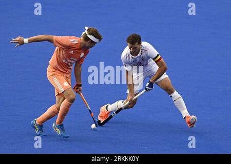 Monchengladbach, Deutschland. 25. August 2023. Der Niederländer Derck de Vilder und der Belgier Felix Denayer stellten sich am Donnerstag, den 24. August 2023, in Monchengladbach, dem ersten Halbfinale der Männer-Hockey-Europameisterschaften, während eines Eishockeyspiels zwischen der belgischen Männer-Hockeymannschaft Red Lions und den Niederlanden in Aktion vor. Die EuroHockey-Meisterschaften 2023 finden vom 18. August bis zum 27. August 2023 statt. BELGA PHOTO DIRK WAEM Credit: Belga News Agency/Alamy Live News Stockfoto