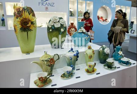 Bildnummer: 56252640  Datum: 06.11.2011  Copyright: imago/Xinhua (111106) -- BEIJING, Nov. 6, 2011 (Xinhua) -- Photo taken on Nov. 6, 2011 shows porcelain at the Taiwan product fair in Beijing, capital of China. Some 200 Taiwan exhibitors displayed about 10,000 products at the fair opening on Sunday. (Xinhua/Zhao Bing) (ry) CHINA-BEIJING-TAIWAN PRODUCT FAIR (CN) PUBLICATIONxNOTxINxCHN Wirtschaft Messe xbs x0x 2011 quer      56252640 Date 06 11 2011 Copyright Imago XINHUA  Beijing Nov 6 2011 XINHUA Photo Taken ON Nov 6 2011 Shows Porcelain AT The TAIWAN Product Fair in Beijing Capital of China Stockfoto