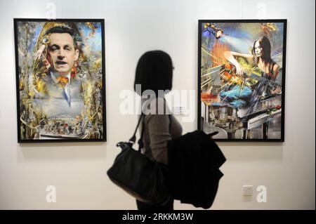 Bildnummer: 56256381  Datum: 07.11.2011  Copyright: imago/Xinhua (111107) -- BEIJING, Nov. 7, 2011 (Xinhua) -- An audience looks at the portraits of French President Nicholas Sarkozy and his wife Carla Bruni during an exhibition featuring 78 digital paintings co-created by Pal Sarkozy, the president s father, and Werner Hornung, a German digital artist, in Beijing, capital of China, Nov. 7, 2011. A combination of Sarkozy s hand-drawings and Hornung s computer graphics techniques, the paintings will be on show at a week-long exhibition which opened in Beijing on Monday. (Xinhua/Jin Liangkuai) ( Stockfoto
