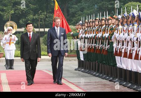 Bildnummer: 56256383 Datum: 07.11.2011 Copyright: imago/Xinhua (111107) -- HANOI, 7. November 2011 (Xinhua) -- der vietnamesische Präsident Truong Tan Sang (L) und der Besuch des Großherzogs von Luxemburg Henri überprüfen die Ehrengarde während einer Begrüßungszeremonie in Hanoi am 7. November 2011. Großherzog Henri ist vom 6. Bis 10. November in Hanoi zu einem offiziellen Besuch in Vietnam. (Xinhua) (zjl) VIETNAM-HANOI-LUXEMBOURG-VISIT PUBLICATIONxNOTxINxCHN People Politik premiumd xns x0x 2011 quer 56256383 Datum 07 11 2011 Copyright Imago XINHUA Hanoi 7. November 2011 XINHUA vietnamesischer Präsident Truong TAN sang l und besuchte Stockfoto