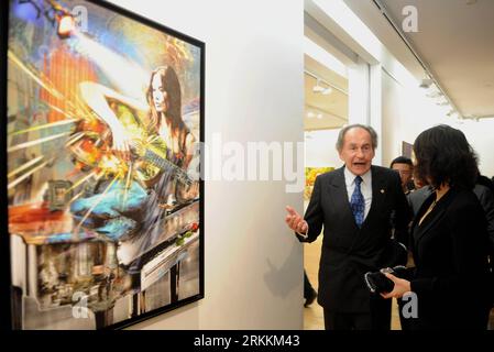 Bildnummer: 56256382  Datum: 07.11.2011  Copyright: imago/Xinhua (111107) -- BEIJING, Nov. 7, 2011 (Xinhua) -- Pal Sarkozy(1st L), father of French President Nicholas Sarkozy, introduces a protrait of his daughter-in-law Carla Bruni during an exhibition featuring 78 digital paintings he and German digital artist Werner Hornung had co-created, in Beijing, capital of China, Nov. 7, 2011. A combination of Sarkozy s hand-drawings and Hornung s computer graphics techniques, the paintings will be on show at a week-long exhibition which opened in Beijing on Monday. (Xinhua/Jin Liangkuai) (lmm) CHINA- Stockfoto