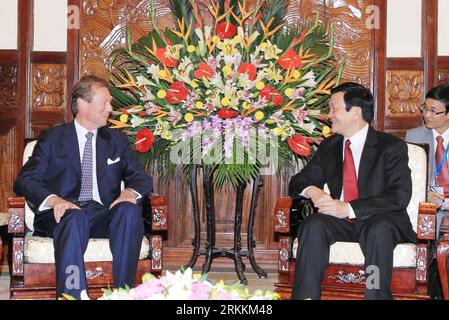 Bildnummer: 56256384  Datum: 07.11.2011  Copyright: imago/Xinhua (111107) -- HANOI, Nov. 7, 2011 (Xinhua) -- Vietnamese President Truong Tan Sang (2nd R) meets with visiting Grand Duke of Luxemburg Henri (L) in Hanoi on Nov. 7, 2011. Grand Duke Henri is in Hanoi for an official visit to Vietnam from November 6 to 10. (Xinhua) (zjl) VIETNAM-HANOI-LUXEMBOURG-VISIT PUBLICATIONxNOTxINxCHN People Politik premiumd xns x0x 2011 quer      56256384 Date 07 11 2011 Copyright Imago XINHUA  Hanoi Nov 7 2011 XINHUA Vietnamese President Truong TAN Sang 2nd r Meets With Visiting Grand Duke of Luxembourg Henr Stock Photo