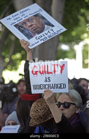Bildnummer: 56257901  Datum: 07.11.2011  Copyright: imago/Xinhua (111108) -- LOS ANGELES, Nov. 8, 2011 (Xinhua) -- A supporter of Michael Jackson holds a placard following the announcement of the verdict in the trial of Jackson s doctor in Los Angeles, southern California, the United States, Nov. 7, 2011. Michael Jackson s doctor Conrad Murray was found guilty of involuntary manslaughter over Jackson s 2009 death, the court clerk said. (Xinhua/Ringo H.W. Chiu)(ctt) US-LOS ANGELES-JACKSON-TRIAL-VERDICT PUBLICATIONxNOTxINxCHN Gesellschaft Prozess Gerichtsprozess Gericht schuldig Fahrlässige Tötu Stock Photo