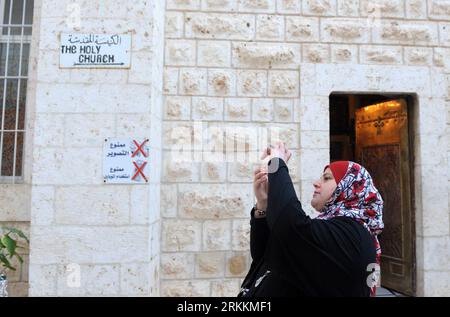 Bildnummer: 56257960 Datum: 07.11.2011 Copyright: imago/Xinhua (111107) -- MAALOULA, 7. November 2011 (Xinhua) -- Ein Tourist fotografiert am 7. November 2011 Eine Kirche in Maaloula, 56 km nordöstlich von Syriens Hauptstadt Damaskus. Maaloula wurde in den zerklüfteten Berghang in einer Höhe von mehr als 1500 Metern gebaut. Etwa 12.000 Bewohner der Stadt und der benachbarten Dörfer sind die einzige Gruppe, die einen Dialekt des westlichen Zweiges der aramäischen Sprache sprechen kann, von dem Gelehrte glauben, dass Jesus bei der Missionierung gesprochen hat. (Xinhua/Yin Bogu) SYRIA-MAALOULA-DAILY LIFE PUBLICATIONxNOTxINxCHN Reis Stockfoto