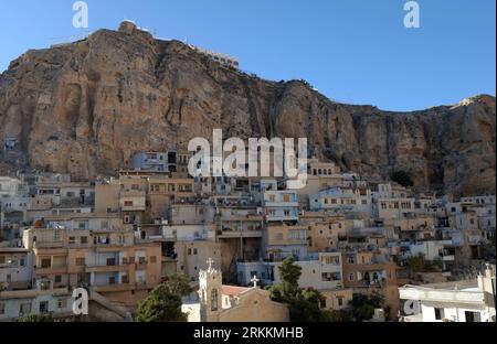 Bildnummer: 56257963 Datum: 07.11.2011 Copyright: imago/Xinhua (111107) -- MAALOULA, 7. November 2011 (Xinhua) -- Foto aufgenommen am 7. November 2011 zeigt Häuser in Maaloula, 56 km nordöstlich von Syriens Hauptstadt Damaskus. Maaloula wurde in den zerklüfteten Berghang in einer Höhe von mehr als 1500 Metern gebaut. Etwa 12.000 Bewohner der Stadt und der benachbarten Dörfer sind die einzige Gruppe, die einen Dialekt des westlichen Zweiges der aramäischen Sprache sprechen kann, von dem Gelehrte glauben, dass Jesus bei der Missionierung gesprochen hat. (Xinhua/Yin Bogu) SYRIA-MAALOULA-DAILY LIFE PUBLICATIONxNOTxINxCHN Reisen Syrien Stockfoto