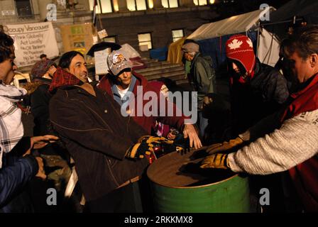 Bildnummer: 56261899  Datum: 08.11.2011  Copyright: imago/Xinhua (111109) -- VANCOUVER, Nov. 9, 2011 (Xinhua) -- Protestors warm up around the fire at the site of Occupy Vancouver protest in Vancouver, Canada, Nov. 8, 2011. Vancouver officials launched legal action to shut down the Occupy Vancouver tent city on Monday, in the latest effort to dislodge the protestors camp from the city land it has occupied for more than three weeks.(Xinhua/Sergei Bachlakov) (zf) CANADA-VANCOUVER-OCCUPY VANCOUVER-PROTEST PUBLICATIONxNOTxINxCHN Gesellschaft Politik Wirtschaft Protest Occupy Bewegung Finanzkrise W Stock Photo