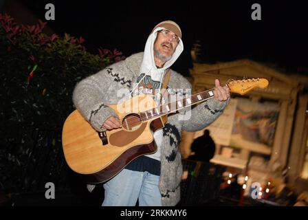 Bildnummer: 56261898  Datum: 08.11.2011  Copyright: imago/Xinhua (111109) -- VANCOUVER, Nov. 9, 2011 (Xinhua) -- A protestor plays guitar and sings at the site of Occupy Vancouver protest in Vancouver, Canada, Nov. 8, 2011. Vancouver officials launched legal action to shut down the Occupy Vancouver tent city on Monday, in the latest effort to dislodge the protestors camp from the city land it has occupied for more than three weeks.(Xinhua/Sergei Bachlakov) (zf) CANADA-VANCOUVER-OCCUPY VANCOUVER-PROTEST PUBLICATIONxNOTxINxCHN Gesellschaft Politik Wirtschaft Protest Occupy Bewegung Finanzkrise W Stock Photo