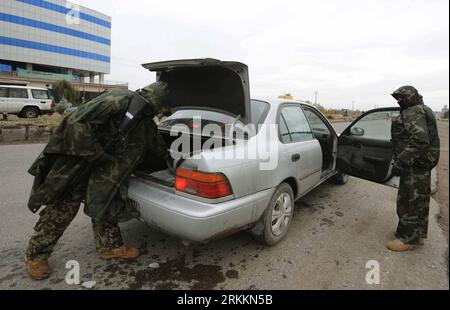 Bildnummer: 56264238 Datum: 09.11.2011 Copyright: imago/Xinhua (111109) -- HERAT, 9. November 2011 (Xinhua) -- afghanische Soldaten durchsuchen am 9. November 2011 ein Fahrzeug in der Provinz Herat, Afghanistan. Afghanische Streitkräfte sollen in den kommenden Wochen in der zweiten Phase des Sicherheitsübergangs von NATO- und US-Streitkräften die Kontrolle über 17 Provinzen übernehmen. (Xinhua/Sardar) (xhn) AFGHANISTAN-HERAT-SECURITY PUBLICATIONxNOTxINxCHN Gesellschaft Militär Kontrolle Straße Verkehr Verkehrskontrolle Duchsuchung Auto xjh x0x 2011 quer 56264238 Datum 09 11 2011 Copyright Imago XINHUA Herat 9. November 2011 XINHUA Afghan Nat Stockfoto