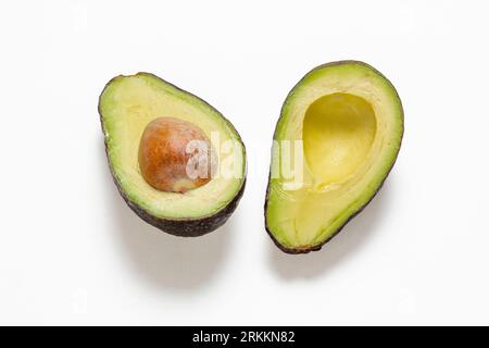 Zwei Scheiben Avocado isoliert auf einem weißen Hintergrund. Eine Scheibe mit Kern. Stockfoto