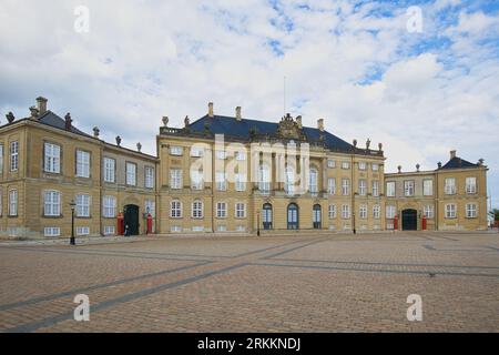 Dänemark, Kopenhagen - 3. Juli 2023: Amalienborg ist die Residenz der dänischen Königsfamilie und ein Museum über die dänische Monarchie. Stockfoto
