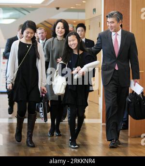 Bildnummer: 56267397 Datum: 10.11.2011 Copyright: imago/Xinhua (111110) -- INCHEON (SÜDKOREA), 10. November 2011 (Xinhua) -- neuer US-Botschafter in Südkorea Sung Kim (1. R) mit seiner Familie kommt am 10. November 2011 am Incheon International Airport in der Stadt Incheon, Südkorea an. (Xinhua/Park Jin Hee) (zwx) SÜDKOREA-INCHEON-SUNG KIM-ARRIVAL PUBLICATIONxNOTxINxCHN People Politik USA Südkorea Botschafter Premiumxns x1x 2011 Quadrat o0 Frau Tochter Kind Familie privat 56267397 Datum 10 11 2011 Copyright Imago XINHUA Incheon Südkorea 10. November 2011 XINHUA neuer US-Botschafter in Sou Stockfoto