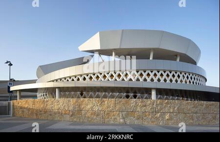 Geschwungene Fassade des Tenniszentrums. 360 Mall, Kuweit City, Kuwait. Architekt: CRTKL, 2021. Stockfoto