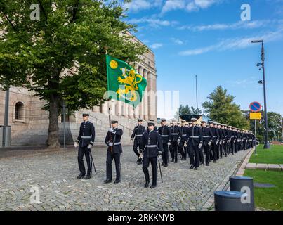 Die Schüler des 107th Cadet and 90th Midshipman Course beginnen ihre traditionelle Graduiertenparade vom Parlamentsgebäude zum Präsidentenpalast. Stockfoto