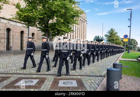 Die Schüler des 107th Cadet and 90th Midshipman Course beginnen ihre traditionelle Graduiertenparade vom Parlamentsgebäude zum Präsidentenpalast. Stockfoto