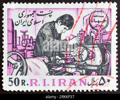 Vom Iran gedruckte Stempelmarke, die Arbeiter in der Lathe zeigt, um 1981. Stockfoto