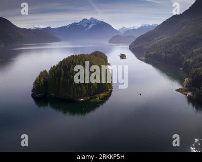 Luftbild des Ambient Light Tour Bootes (Vancouver Island Photo Tours - Rolf Hicker), Tomakstum Island, Siwash Bay und Mount Lillie rund um Glendal Stockfoto