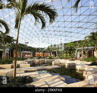 Garten und Wasserspiele im Einkaufszentrum. 360 Mall, Kuweit City, Kuwait. Architekt: CRTKL, 2021. Stockfoto