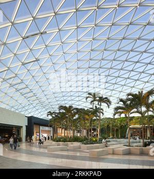 Garten und Wasserspiele im Einkaufszentrum. 360 Mall, Kuweit City, Kuwait. Architekt: CRTKL, 2021. Stockfoto