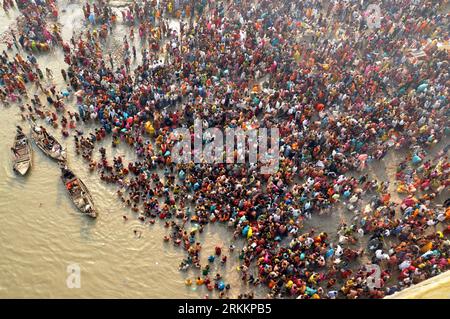 Bildnummer: 56269295  Datum: 10.11.2011  Copyright: imago/Xinhua (111110) -- PATNA, Nov. 10, 2011 (Xinhua) -- Tens of thousands of Hindu devotees gather at the banks of the holy River Ganges to take holy dips and offer prayers during Karthik Purnima festival in Patna, India, on Nov. 10, 2011. The full moon day of the month of Karthik is considered very auspicious by Hindus. (Xinhua/Stringer) INDIA-PATNA-KARTHIK-FESTIVAL PUBLICATIONxNOTxINxCHN Gesellschaft Religion Hindu Hinduismus Poornima Fest Feiertag Tradition xdp premiumd Highlight 2011 quer o0 Totale Perspektive Vogelperspektive Menschenm Stock Photo