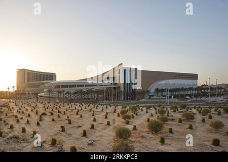 Blick in Richtung Zentrum von der Wüste. 360 Mall, Kuweit City, Kuwait. Architekt: CRTKL, 2021. Stockfoto