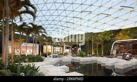 Garten und Wasserspiele im Einkaufszentrum. 360 Mall, Kuweit City, Kuwait. Architekt: CRTKL, 2021. Stockfoto