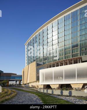 Curved exterior facade. 360 Mall, Kuweit City, Kuwait. Architect: CRTKL, 2021. Stock Photo