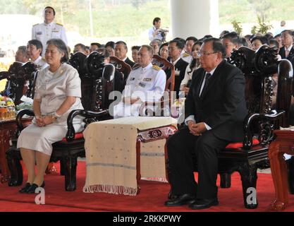 Bildnummer: 56271768  Datum: 11.11.2011  Copyright: imago/Xinhua (111111) -- THAKHEK(LAOS), Nov. 11, 2011 (Xinhua) -- Bounnhang Vorachit, Vice President of Laos (Front R) and Maha Chakri Sirindhorn, Princess of Thailand (Front L) attend the opening ceremony of the 1,423-meter-long Third Laos-Thailand Friendship Bridge, in Thakhek, Laos central province of Khammouane, Nov. 11, 2011. (Xinhua/Wang Huan)(zwx) LAOS-THAKHEK-FRIENDSHIP BRIDGE PUBLICATIONxNOTxINxCHN People Politik Einweihung Brücke 3. Dritte Thai Lao Freundschaft Freundschaftsbrücke x0x xst premiumd 2011 quer      56271768 Date 11 11 Stock Photo