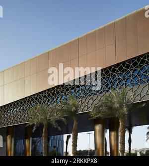 Außenfassade mit Zierelementen. 360 Mall, Kuweit City, Kuwait. Architekt: CRTKL, 2021. Stockfoto