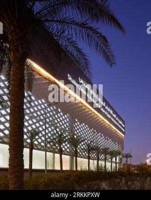 Leuchtende Fassade bei Sonnenuntergang. 360 Mall, Kuweit City, Kuwait. Architekt: CRTKL, 2021. Stockfoto