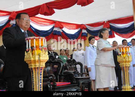 Bildnummer: 56271771 Datum: 11.11.2011 Copyright: imago/Xinhua (111111) -- THAKHEK(LAOS), 11. November 2011 (Xinhua) -- Bounnhang Vorachit, Vizepräsident von Laos (L Front), und Maha Chakri Sirindhorn, Prinzessin von Thailand (R Front), nehmen an der Eröffnungszeremonie der 1.423 Meter langen dritten Freundschaftsbrücke Laos-Thailand in Thakhek, Laos Zentralprovinz Khammouane, am 11. November 2011 Teil. (Xinhua/Wang Huan)(zwx) LAOS-THAKHEK-FREUNDSCHAFTSBRÜCKE PUBLICATIONxNOTxINxCHN People Politik Einweihung Brücke 3. Dritte Thai Lao Freundschaft Freundschaftsbrücke x0x xst Premiere 2011 quer 56271771 Datum 11 11 Stockfoto