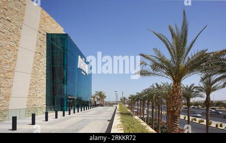 Ankunft im Einkaufszentrum mit Straße. 360 Mall, Kuweit City, Kuwait. Architekt: CRTKL, 2021. Stockfoto