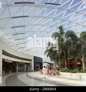 Circulation space with garden and foodhall. 360 Mall, Kuweit City, Kuwait. Architect: CRTKL, 2021. Stock Photo