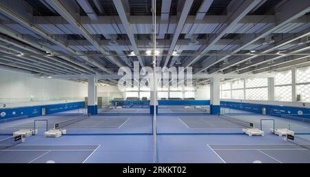 Innenausstattung mit Tennisplätzen. 360 Mall, Kuweit City, Kuwait. Architekt: CRTKL, 2021. Stockfoto