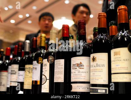 Bildnummer: 56273892  Datum: 12.11.2011  Copyright: imago/Xinhua (111112) -- WUHAN, Nov. 12, 2011 (Xinhua) -- Photo taken on Nov. 12, 2011 shows wines displayed at the 2nd Bordeaux and Aquitaine Wine Festival in Wuhan, central China s Hubei Province. Over 100 wine experts from central China will taste and evaluate 176 wines produced in vineyards of Bordeaux and the rest of southwest France s Aquitaine region during the 3-day event, which kicked off Saturday in Wuhan. (Xinhua/Xiao Yijiu) (lmm) CHINA-HUBEI-WUHAN-WINE FESTIVAL (CN) PUBLICATIONxNOTxINxCHN Gesellschaft Wirtschaft Wein Weinfest Wein Stock Photo