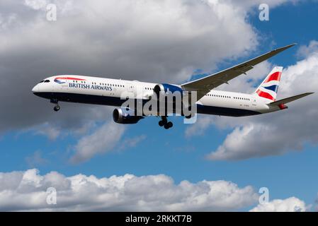 British Airways Boeing 787-10 Dreamliner Jet Airliner G-ZBLB im Finale landen am London Heathrow Airport, UK. Ankunft auf Langstreckenflügen Stockfoto